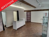 AFFITTATO negozio con due vetrine in centro storico a Modena